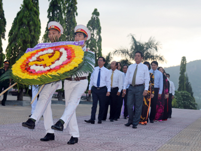 Khanh Hoa leaders lay wreath at Hon Dung Martyr Cemetery, Tram Huong Tower shrine