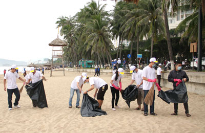 Staff of the block collecting wastes on Nha Trang beach