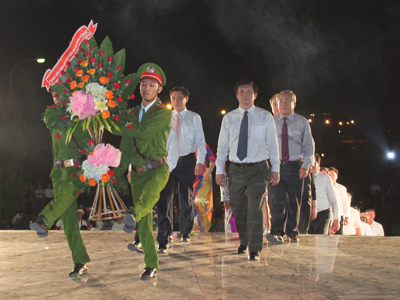 Representatives of Khanh Hoa Provincial People’s Committee offering flower and incense at Uncle Ho’s monument.