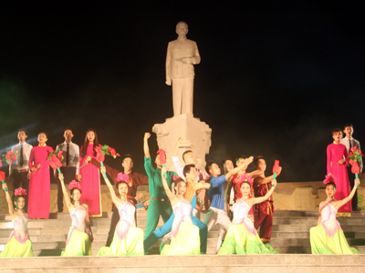 Hai Dang Hai Dang Song and Dance Troop performing at the arts program to celebrate the birthday of President Ho Chi Minh.