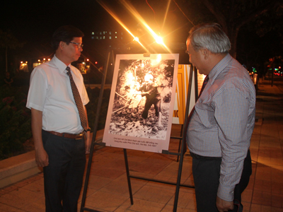 Representatives watching documentary photos of President Ho Chi Minh.