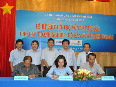 Leader of BIDV Khanh Hoa signing a contract lending for ship building