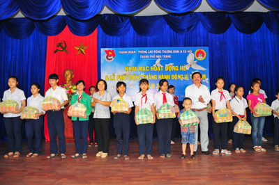 250 gifts and 20 scholarships offered to children