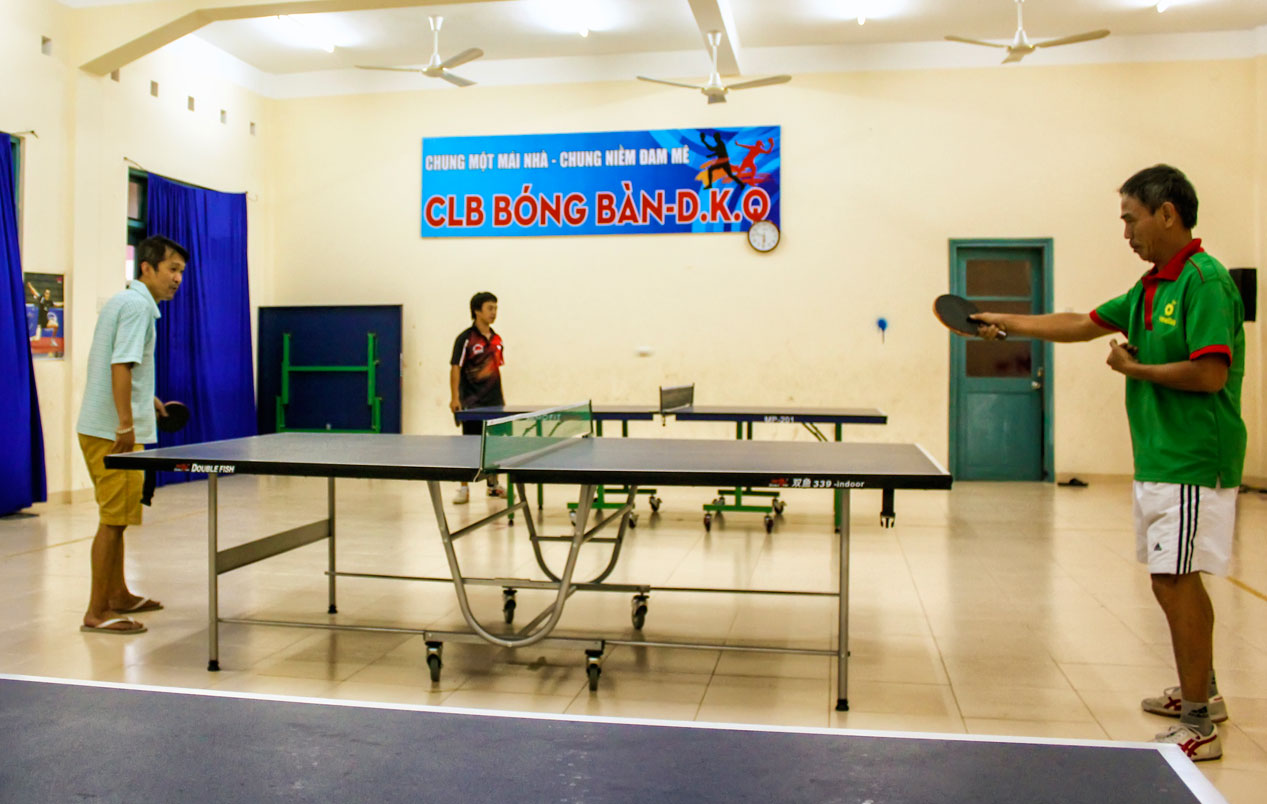 Learning table-tennis with Khanh Hoa's famous athete Doan Kien Quoc