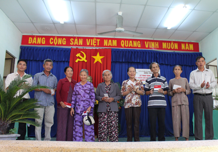 Hung Thinh Estate Corporation offers savings books to 16 families