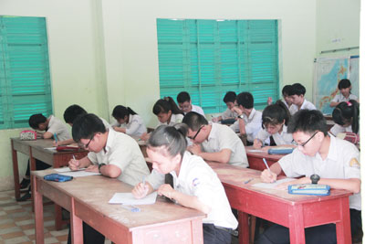912 students take entrance exam to Le Quy Don Gifted School
