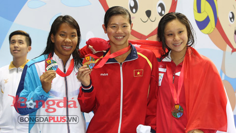 Anh Vien (middle) with her eight gold medal at SEA Games 28.