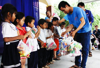 Khanh Hoa Charity Group's volunteering trip to Song Cau Primary School