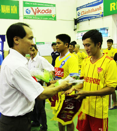 Organization board offering souvenir flags to teams.