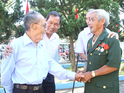 Hero of the armed forces Bo Bo (right) comes to join the ceremony.