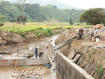 Building irrigation canal in Ba Cum Bac Commune.