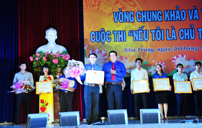 Award ceremony for "If I were Chairman of provincial People's Committee" final