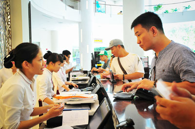 Guests do check-in in a hotel