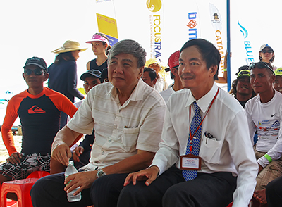 Lam Quang Thanh – Deputy Chairman of Vietnam Olympic Committee, Deputy Chairman of Vietnam Sailing Federation, (left) taking part in the race’s opening ceremony.