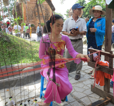 Phu Nu Hong Nhi performing weaving skill according to visitors’ request.