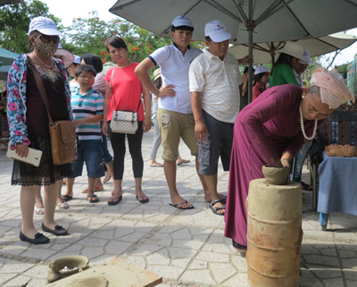 Artisan Truong Thi Gach Lieu manually making pottery products.