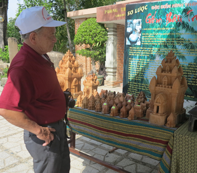 Le Duc Thong, visitor from Di An Town, Binh Duong Province, contemplating models of Cham towers.