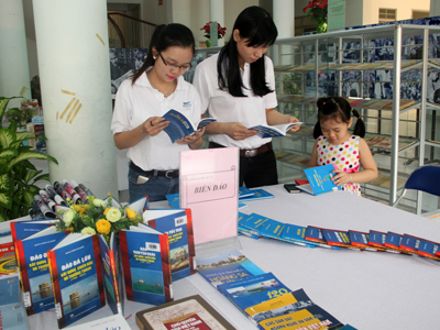 Viewers reading books at the exhibition