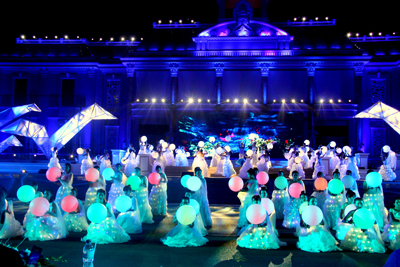 Ebullient and colorful street carnival of Nha Trang Sea Festival 2015