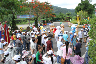 Visitors coming to join Yang Bay Legend Festival.