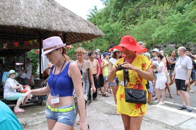 Foreign tourists take part in the festival.