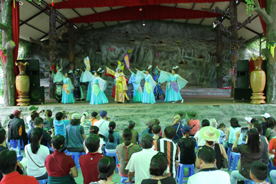 Many visitors watching the dance drama.