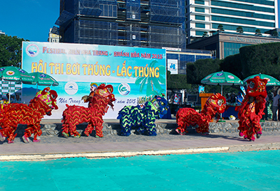 Fishermen energetically take part in basket padding and swinging tournament