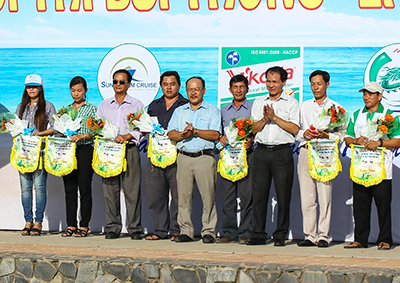 Organization board offer souvenir flags to teams.