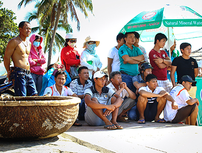 Many locals and tourists come to watch the race.