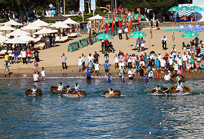 The race takes place with enthusiastic cheer from audience.