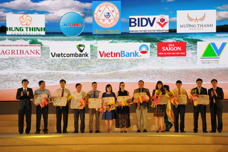 Organization board offer certificates of merit of Chairman of Khanh Hoa Provincial People’s Committee to sponsors.