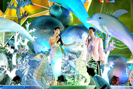 Singer Anh Bang and Meritorious Artist Thanh Thuy sing a duet ending the closing ceremony.