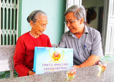 Provincial leader visits policy beneficiaries in Ninh Hoa