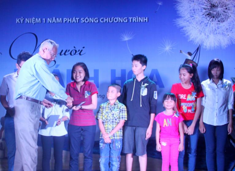 Tran Dang Nhon who used to introduced in “Nguoi Khanh Hoa” program giving presents to disadvantaged pupils.