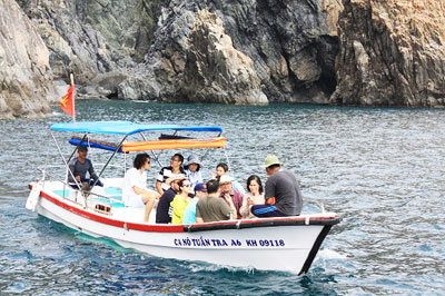 Canoe carrying tourists to salangane caves