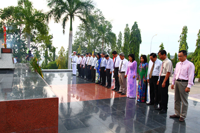 Khanh Hoa leaders lay wreath at Hon Dung Martyr Cemetery