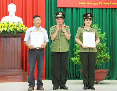 Major-general Tran Ngoc Khanh, Director of Khanh Hoa Police offering 1st prizes to entrants.