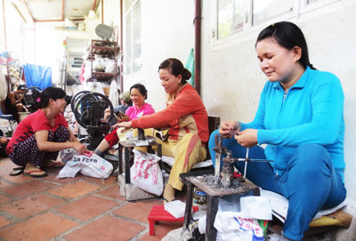 Labors working at Dung’s fish-hook production base.