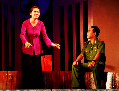 Meritorious Artist Bich Vuong (left) performing in drama “Con loc doi nguoi”.