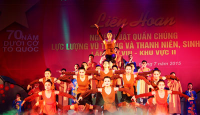 Arts group of Nghe An Provincial Military Headquarters performing singing and dancing item.