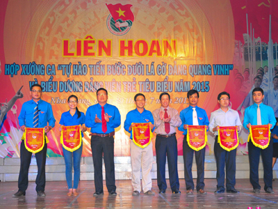 Organization board offer souvenir flags to participating teams.