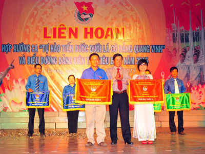 Luong Kien Dinh, Party Secretary of bloc of Khanh Hoa Provincial offices and agencies giving A prizes to winning teams.