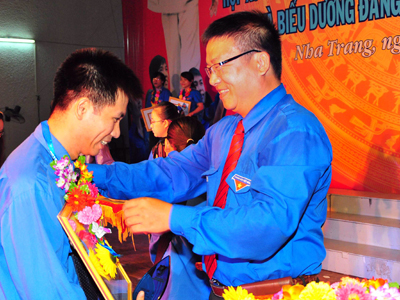 Vo Hoan Hai, Secretary of provincial Communist Youth Union presenting flowers to typical young Party members.