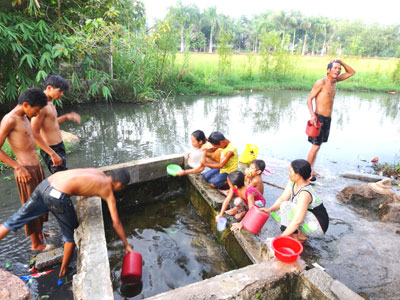 Local people take water from hot water source in Hon Lay.