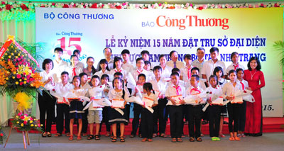 Cong Thuong Newspaper offers 32 scholarships to students