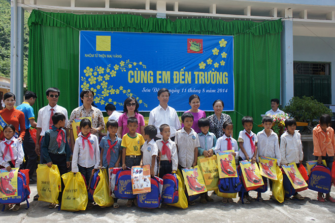 Lao Dong Newspaper's Golden Heart Fund distributes 19,000 notebooks