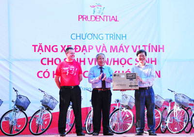 Prudential Vietnam donates 100 bikes