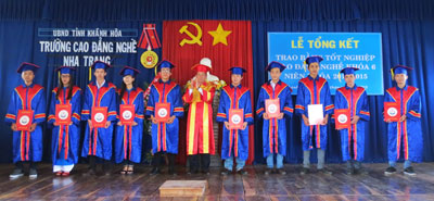 Nha Trang Vocational College holds graduation ceremony for 413 students
