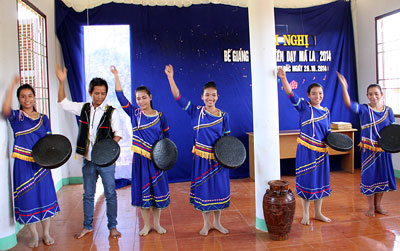 Many localities in Khanh Son District have maintained ma la performing groups.