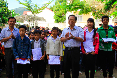 Department of Transportation pays charity trip to Ba Cum Nam Commune